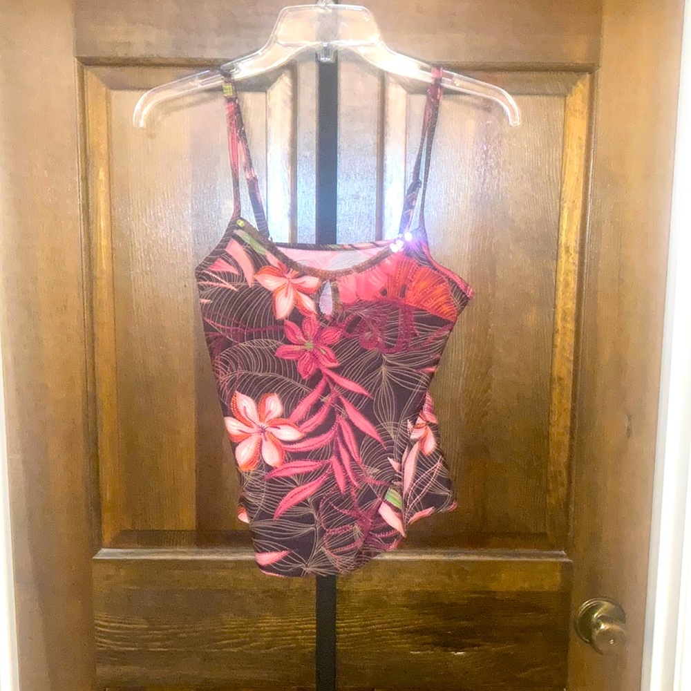 🔥Super cute tropical Tankini swim top w/a detail of sequins
